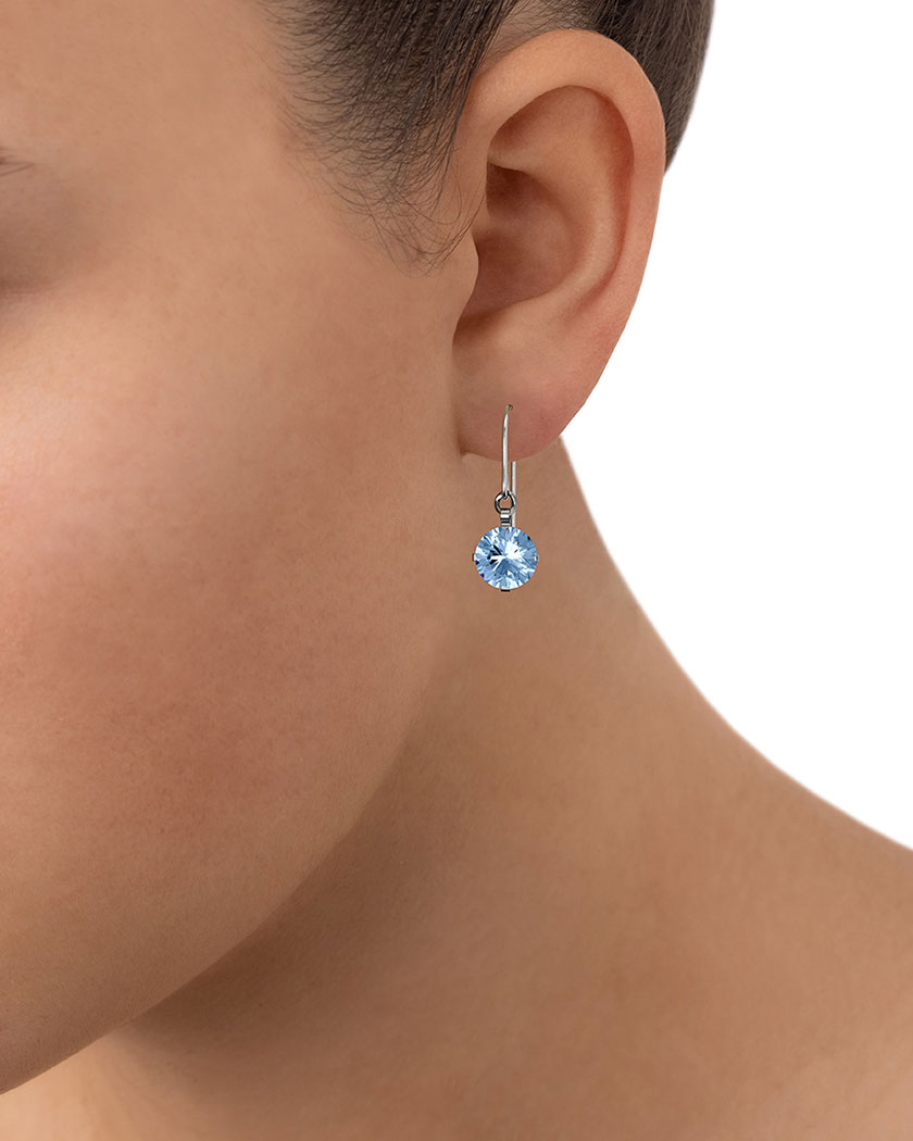 Tiabelle Titan-Schmuck: Ohrhänger Enya in Blau getragen